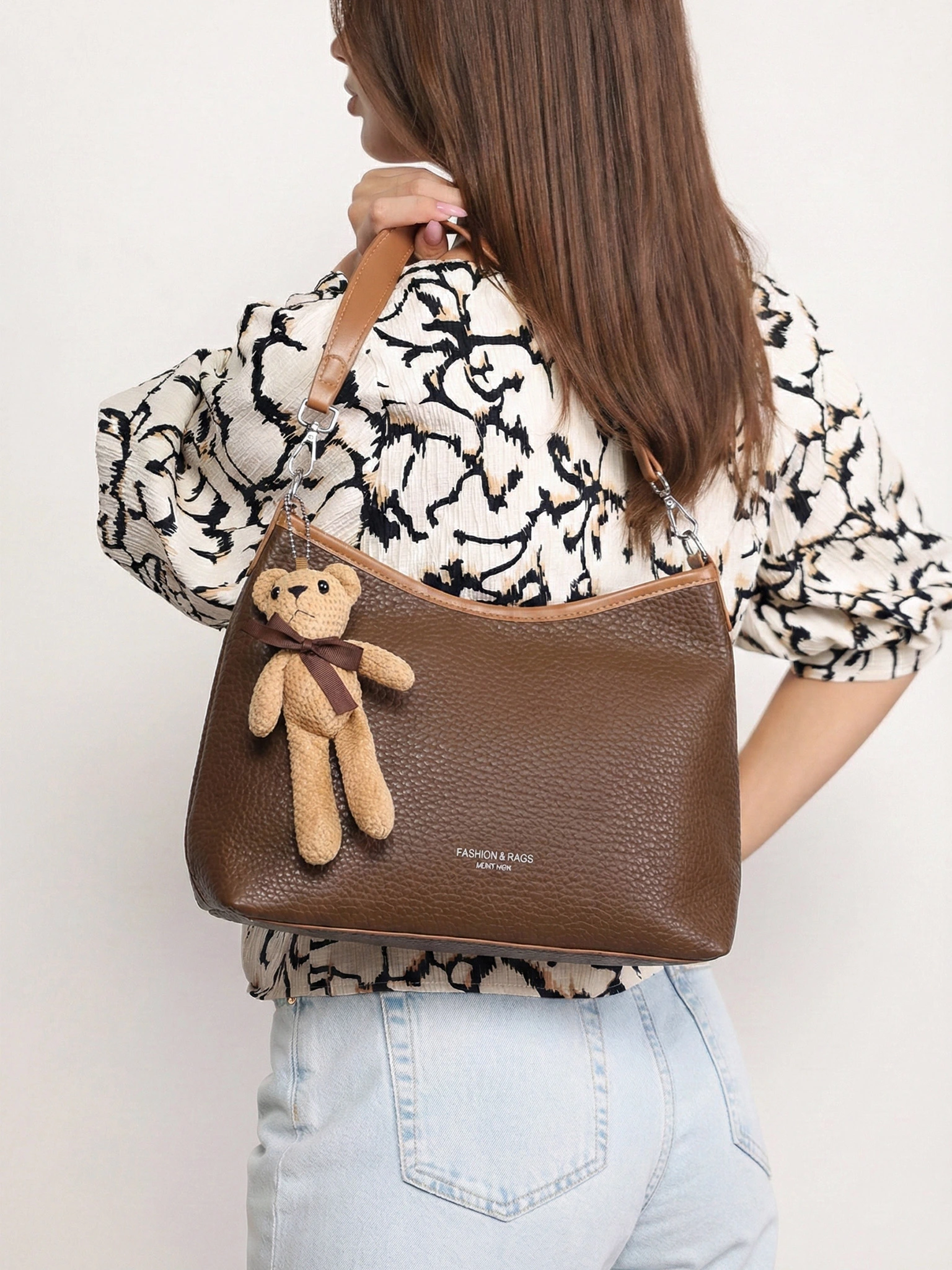 Сумка-кроссбоди  с декоративным брелком в ассортименте